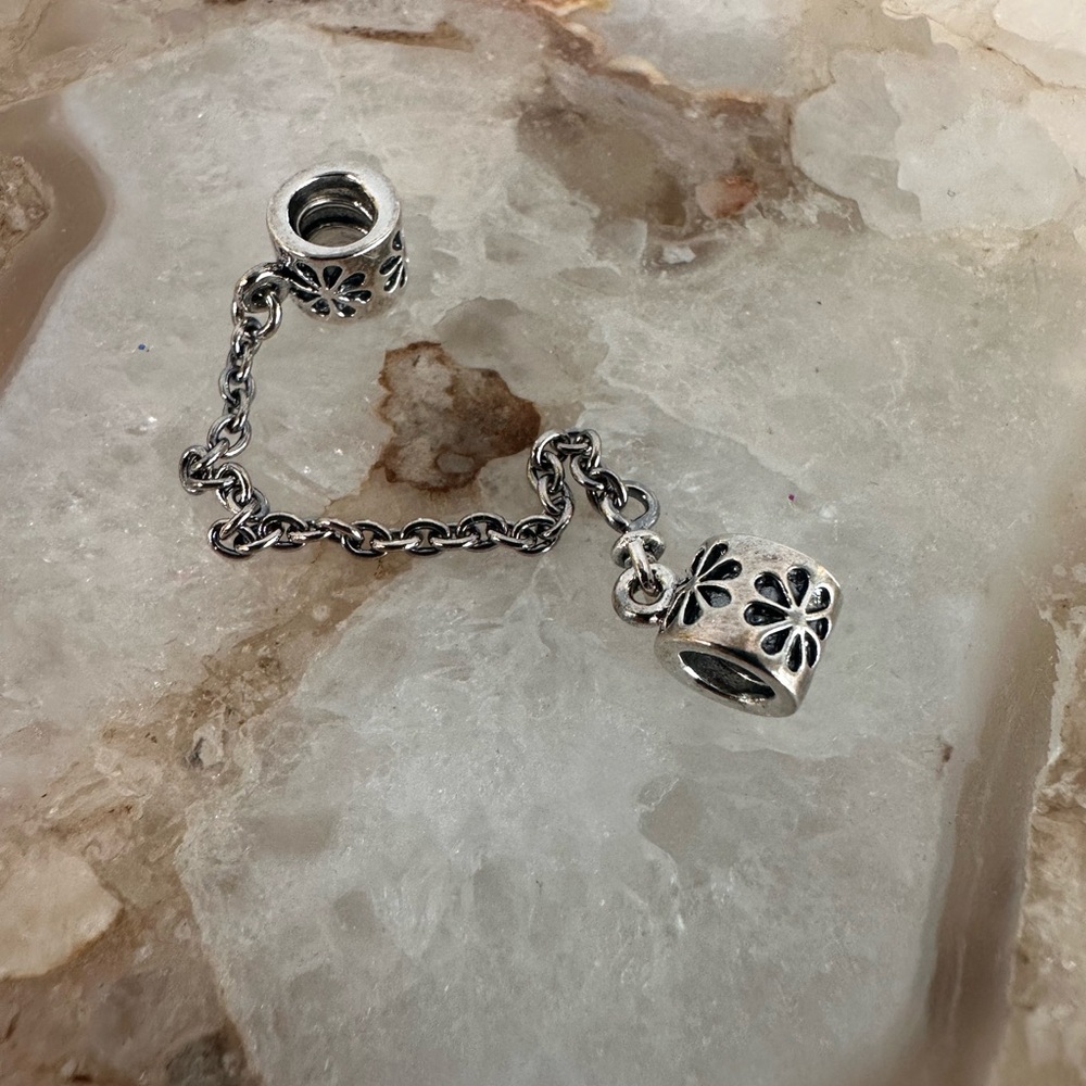 Pandora daisy safety chain